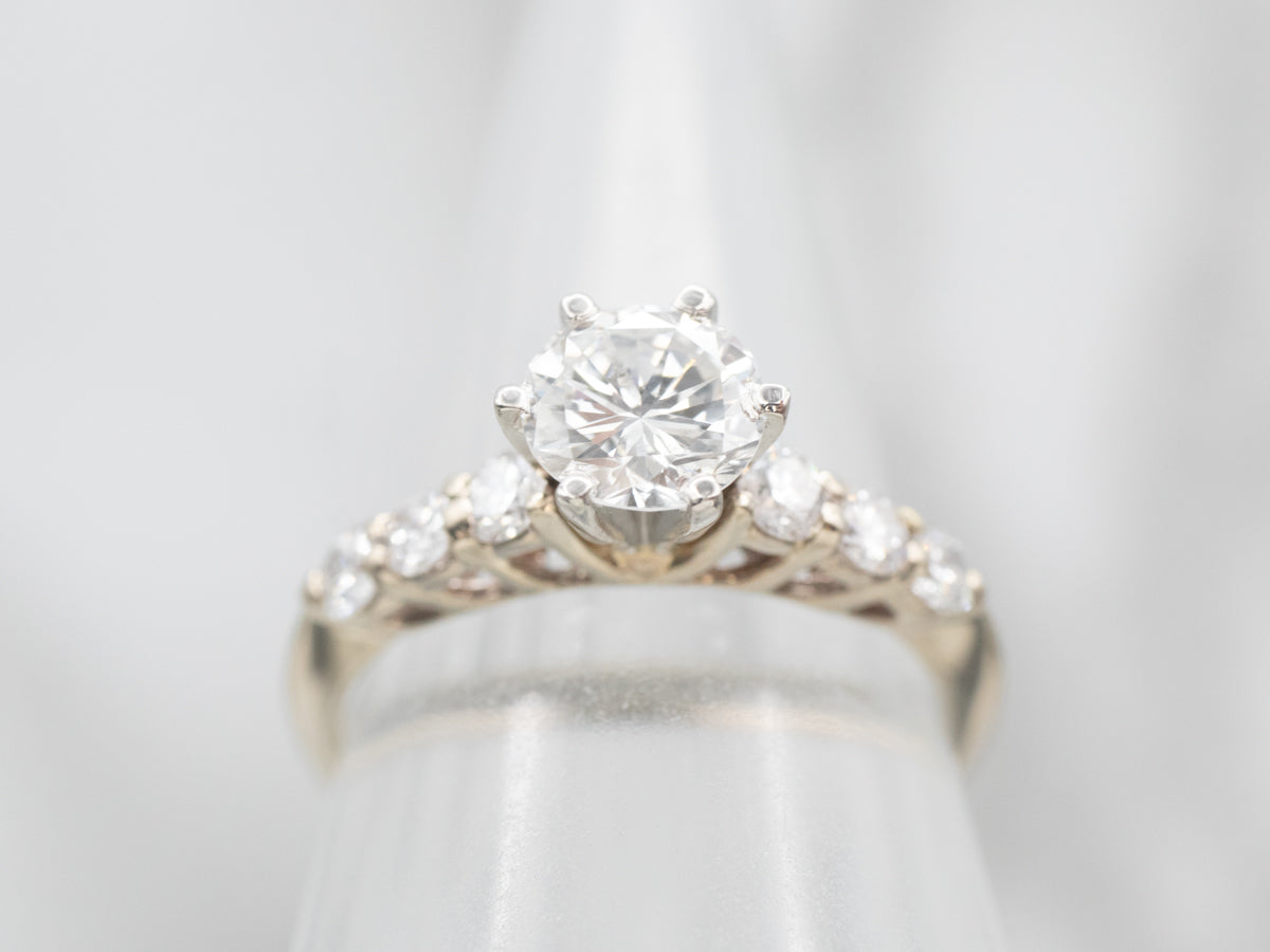 Anillo de compromiso de diamantes redondos brillantes