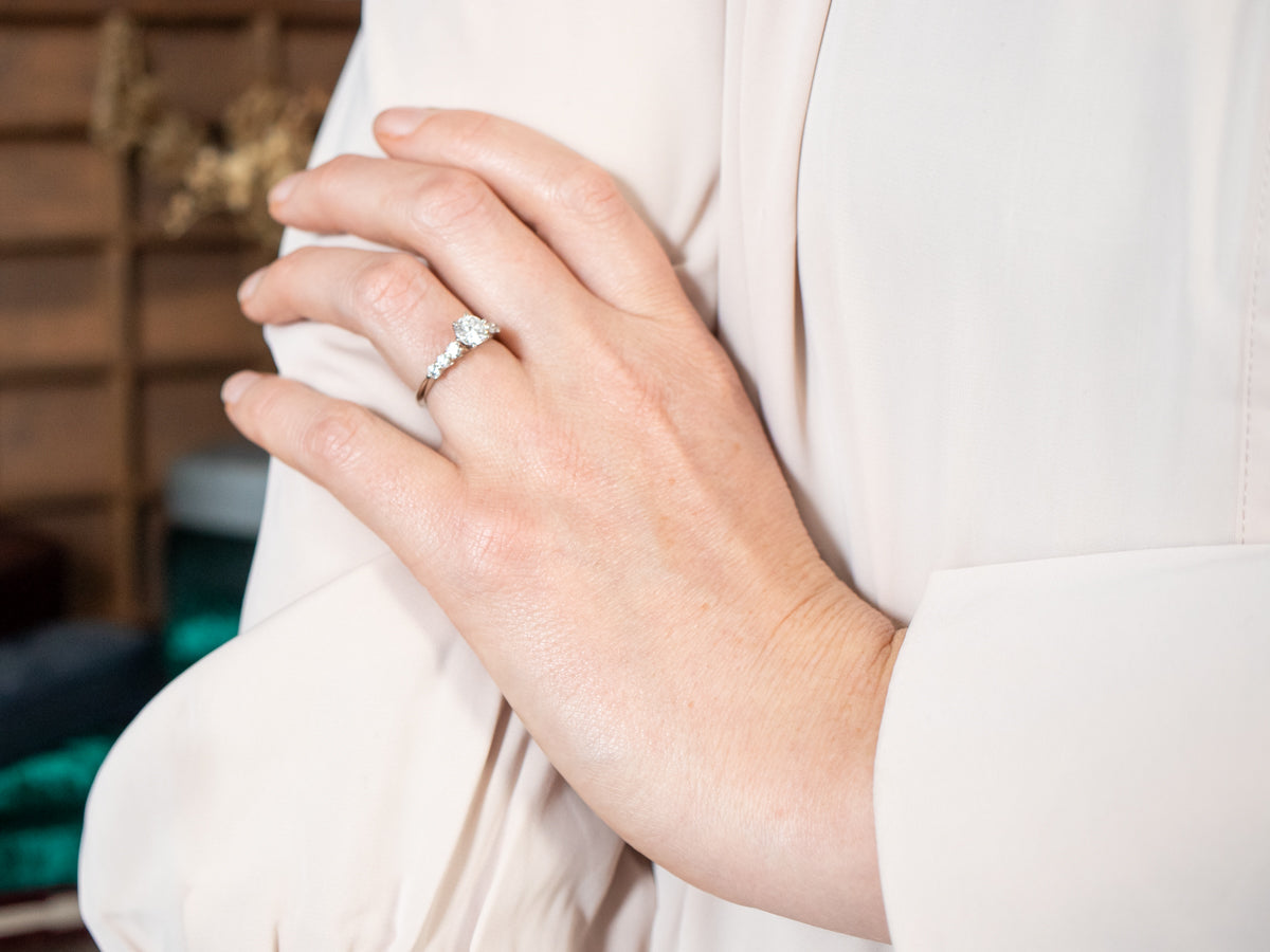 Anillo de compromiso de diamantes redondos brillantes