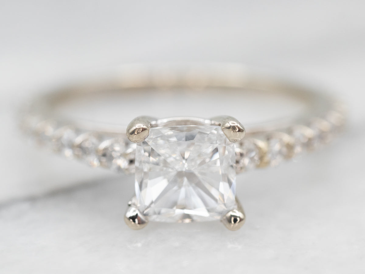 Anillo de compromiso de diamantes de talla cojín brillante