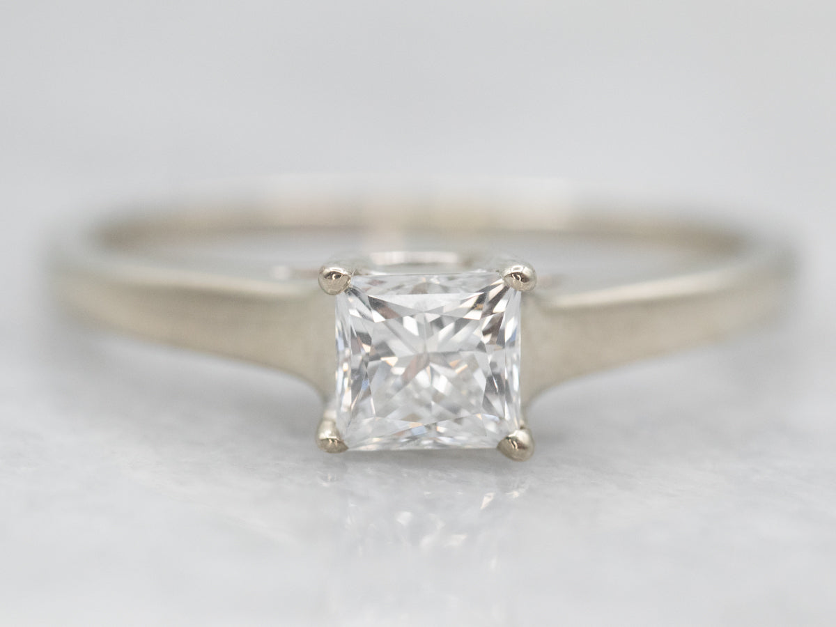 Anillo de compromiso con solitario de diamantes de talla princesa