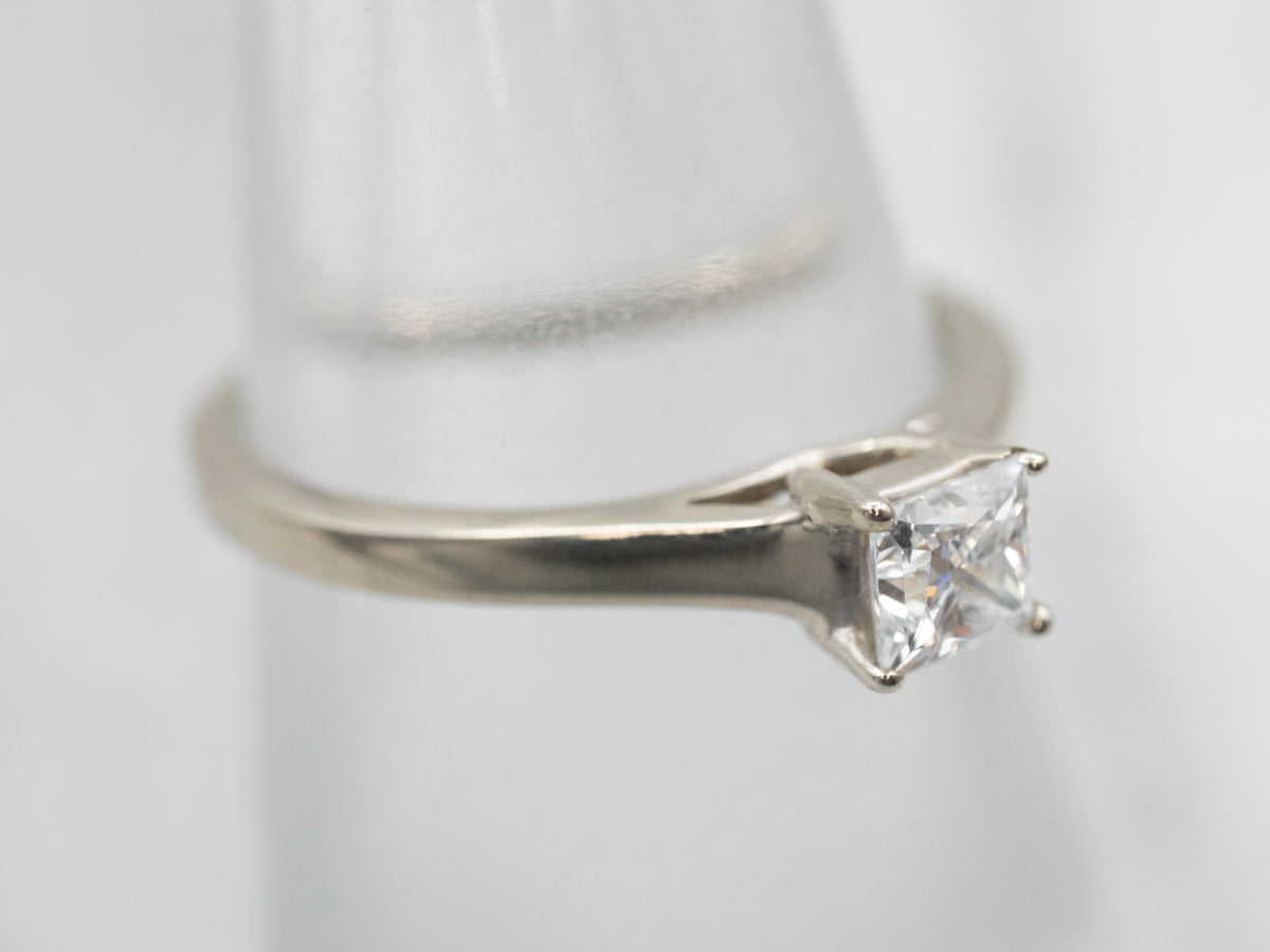 Anillo de compromiso con solitario de diamantes de talla princesa