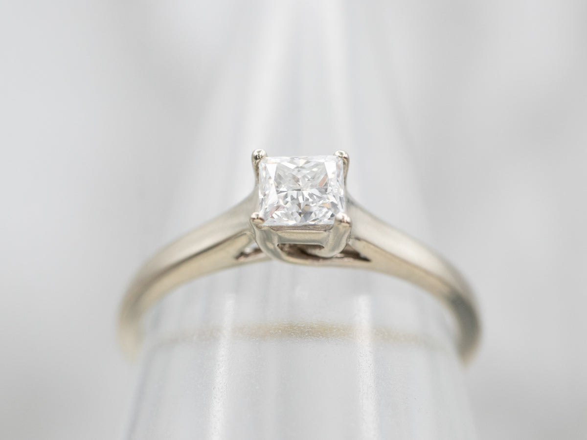 Anillo de compromiso con solitario de diamantes de talla princesa