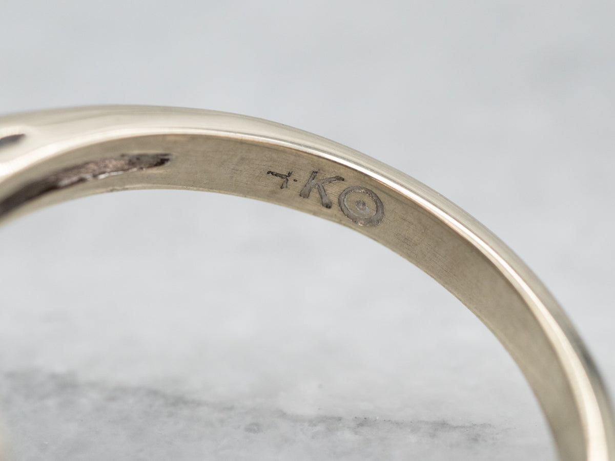 Sofisticado anillo de compromiso con forma de molinete de diamantes en oro blanco