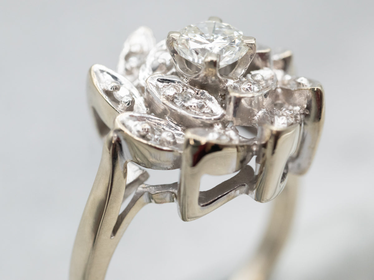 Sofisticado anillo de compromiso con forma de molinete de diamantes en oro blanco