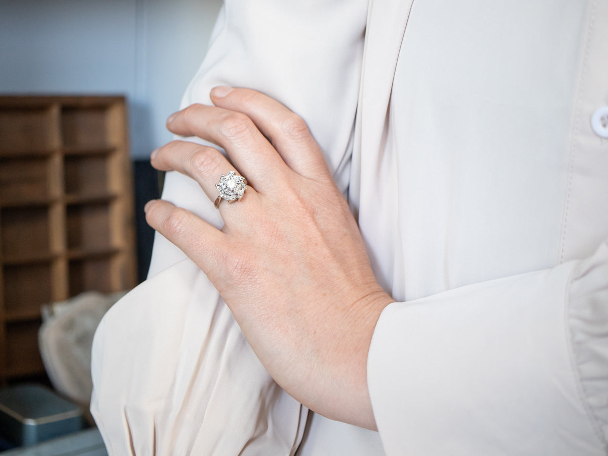 Sofisticado anillo de compromiso con forma de molinete de diamantes en oro blanco