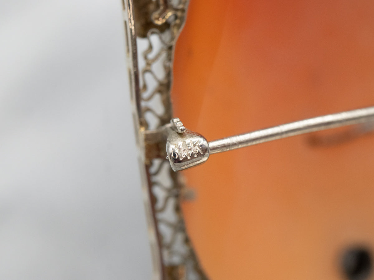 Broche o colgante clásico de camafeo de oro amarillo con detalles de diamantes