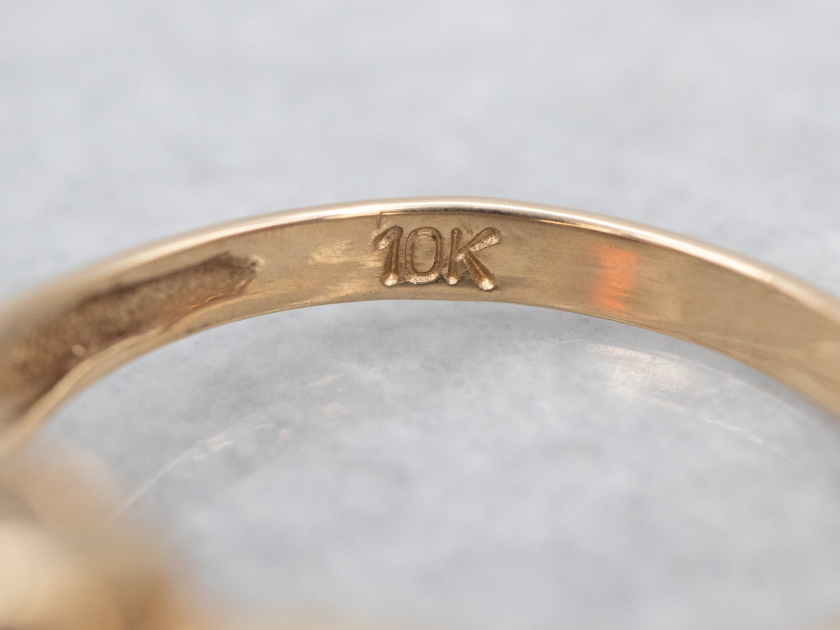 Anillo solitario con granate en oro amarillo de diseño clásico