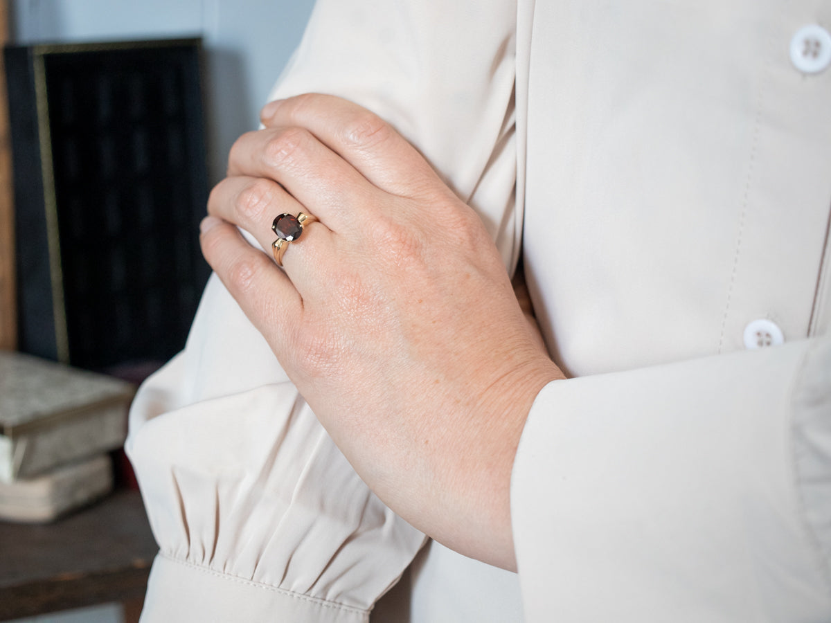 Anillo solitario con granate en oro amarillo de diseño clásico