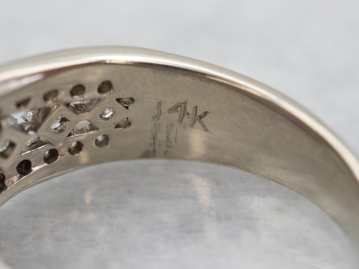 Anillo de compromiso moderno con zafiro rosa y oro con detalles de diamantes