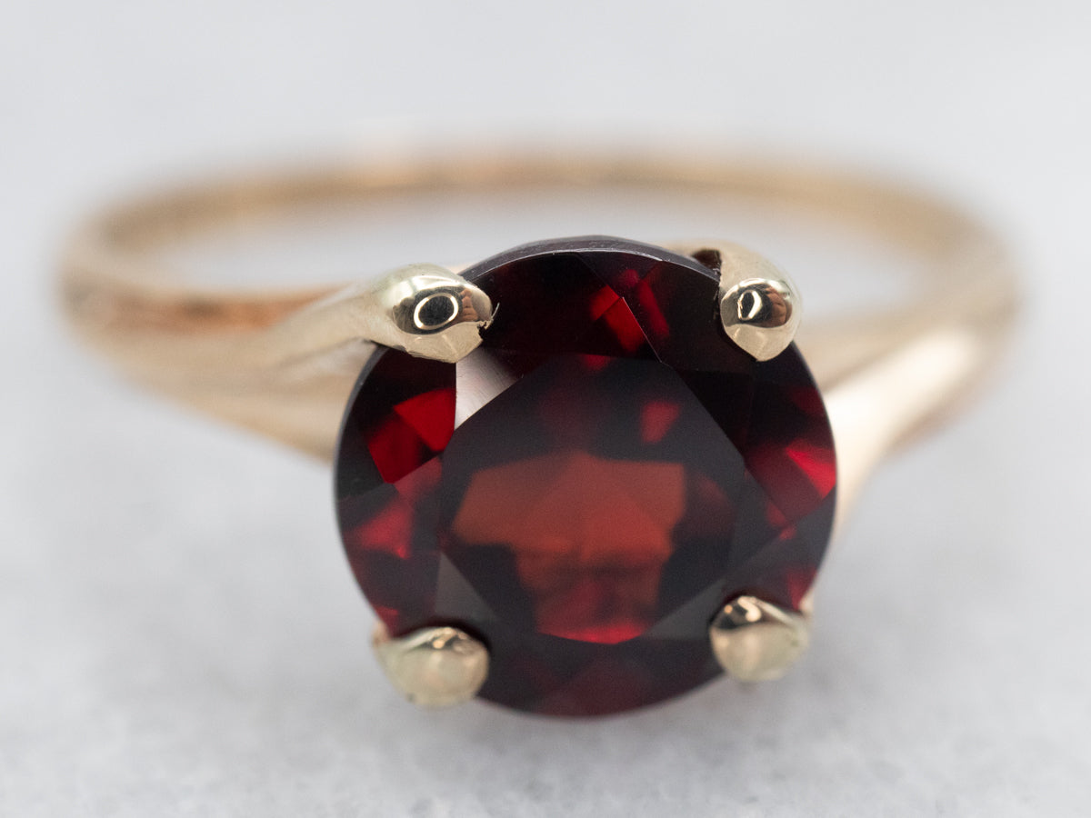 Anillo Bypass Solitario Granate en Oro Amarillo