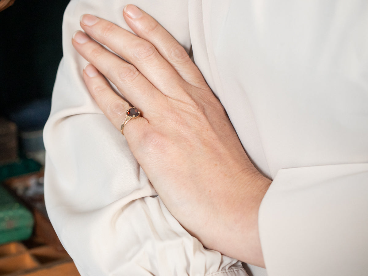 Anillo Bypass Solitario Granate en Oro Amarillo