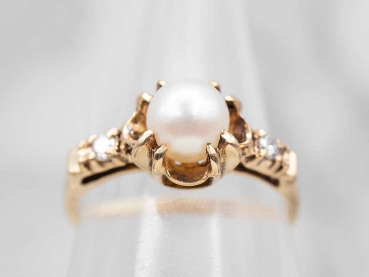 Anillo de perlas de oro amarillo con detalles de diamantes