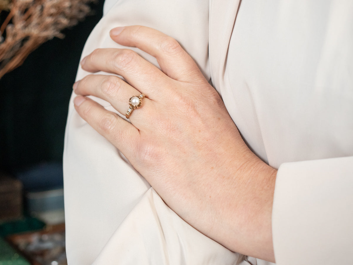 Anillo de perlas de oro amarillo con detalles de diamantes