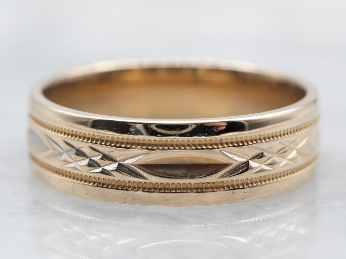 Alianza de boda con diseño de talla de diamante en oro amarillo