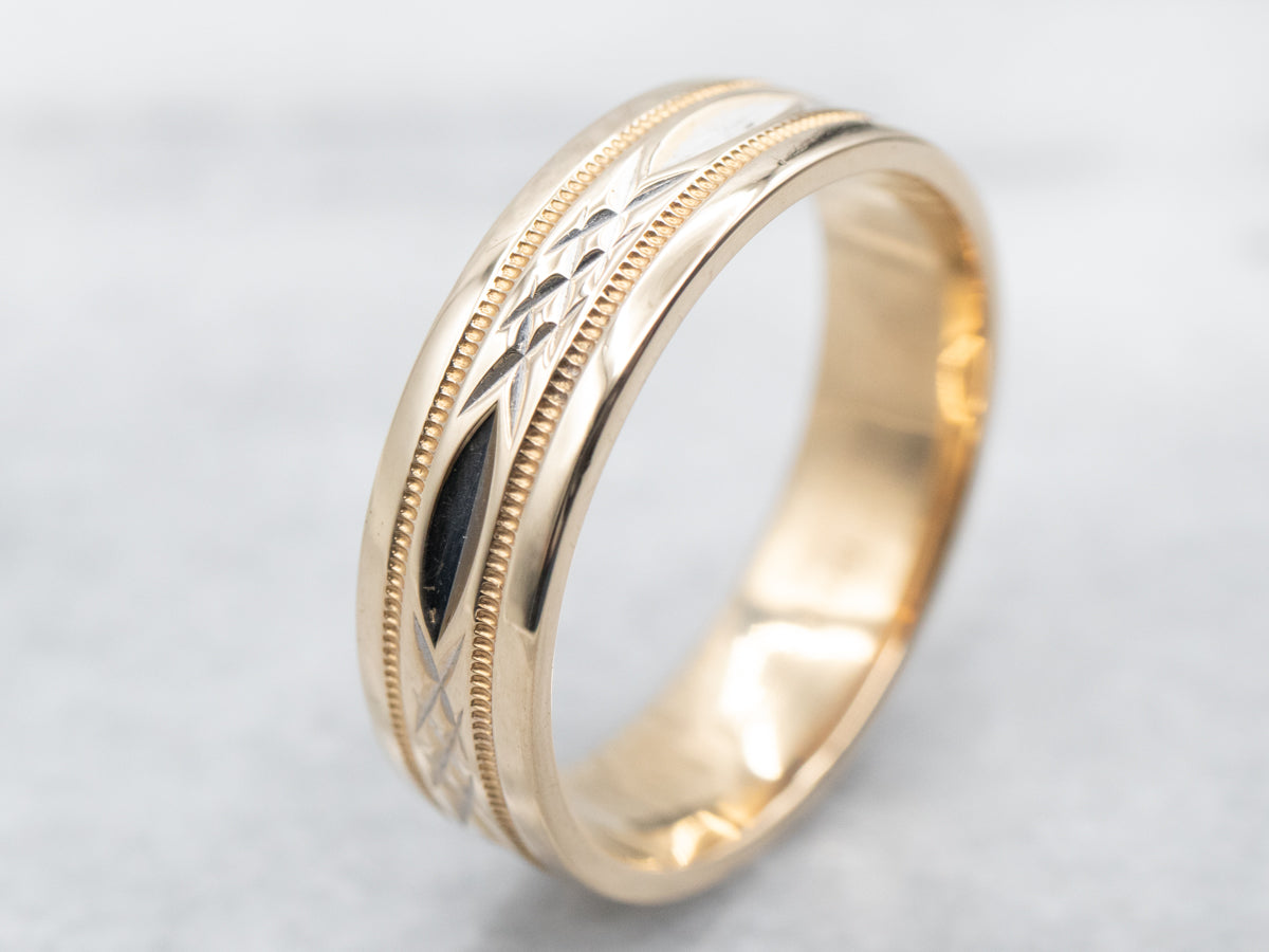 Alianza de boda con diseño de talla de diamante en oro amarillo