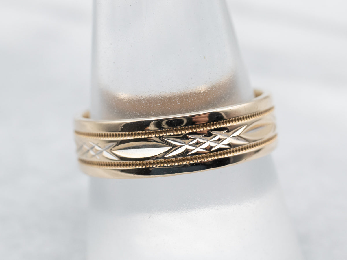 Alianza de boda con diseño de talla de diamante en oro amarillo