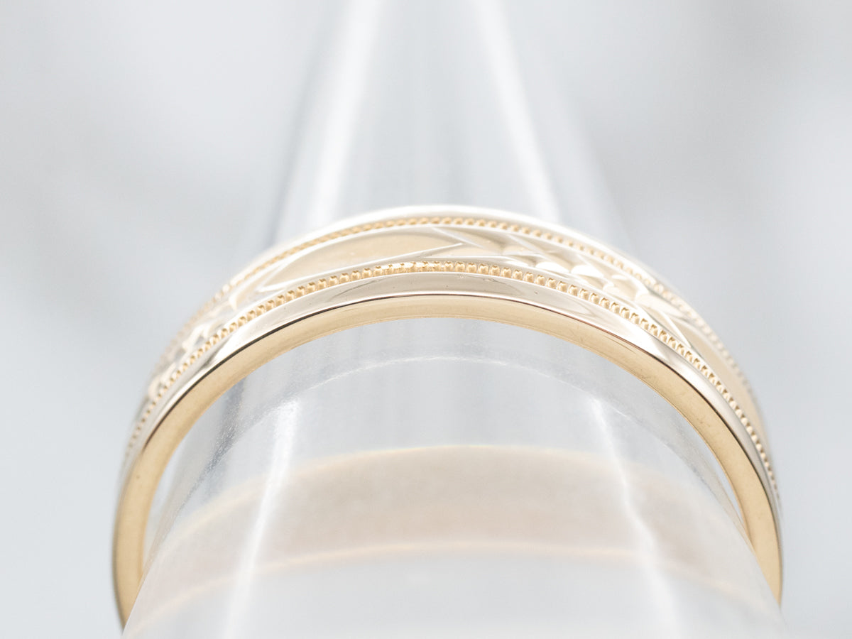 Alianza de boda con diseño de talla de diamante en oro amarillo