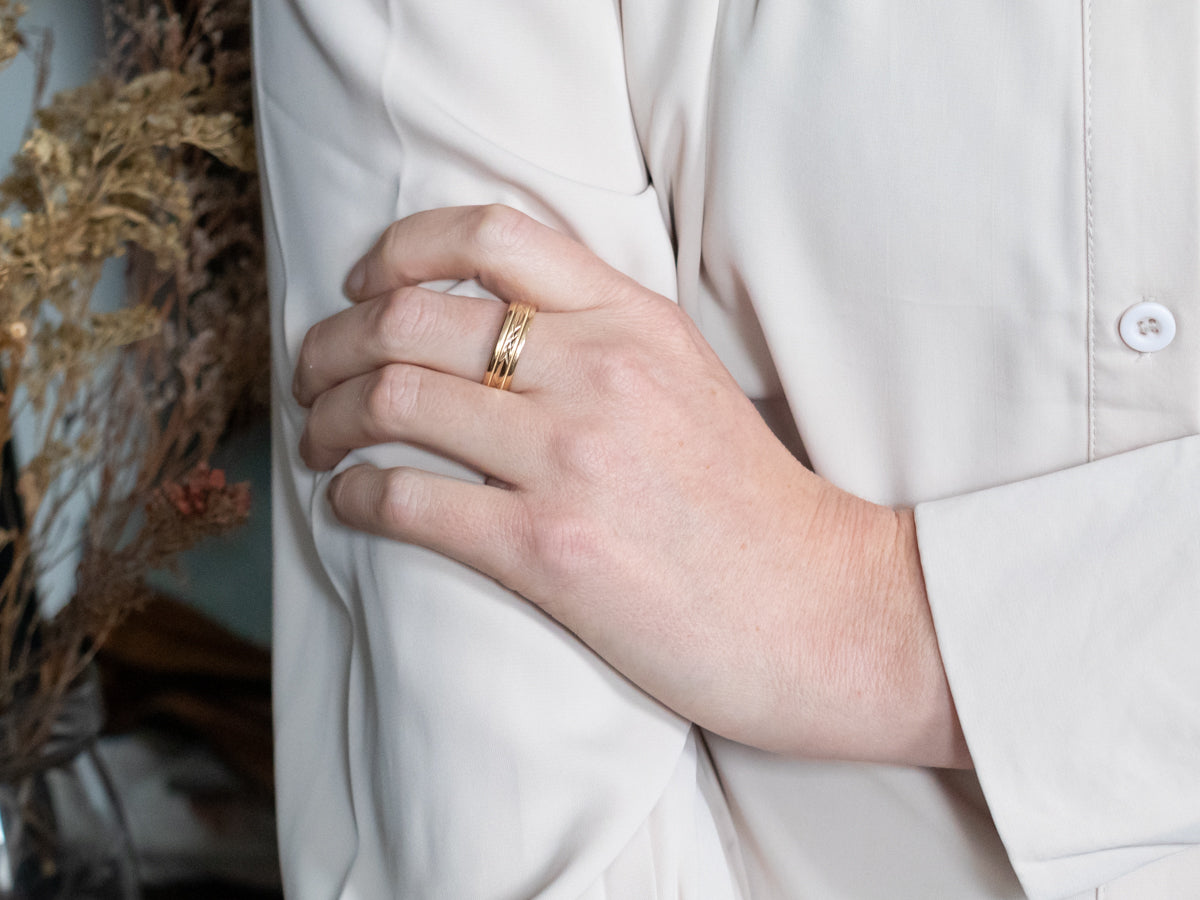 Alianza de boda con diseño de talla de diamante en oro amarillo