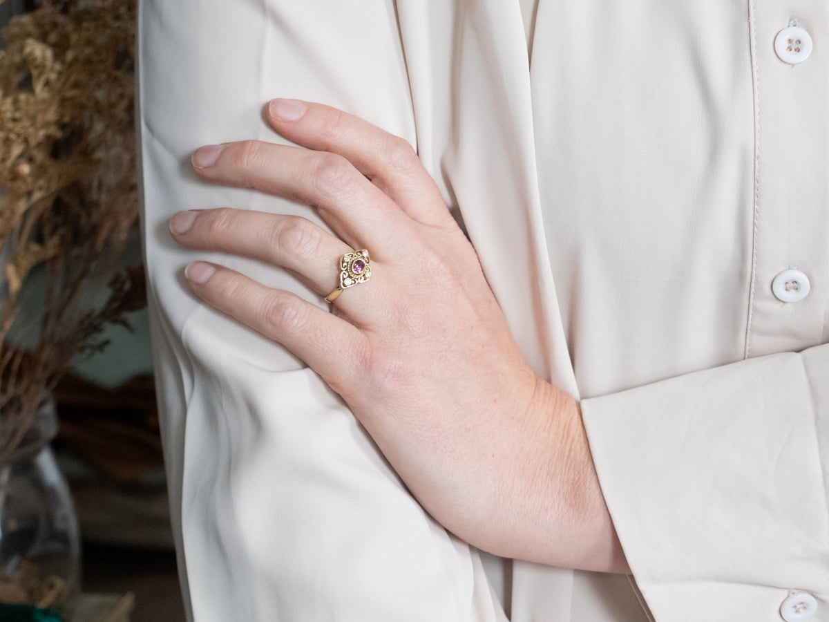 Anillo de granate de este a oeste con engaste de bisel de oro amarillo y detalles de diamantes