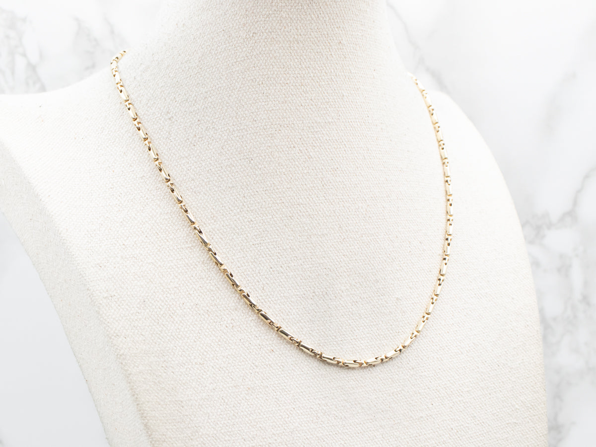 Cadena de Eslabones Tubulares de Oro Amarillo con Cierre Mosquetón