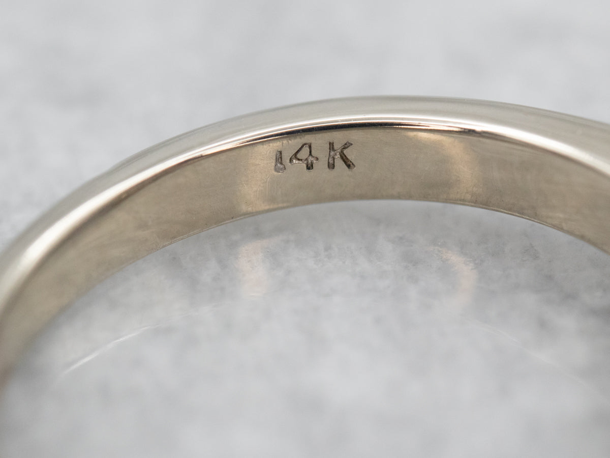 Anillo de compromiso moderno de tres piedras y diamantes en oro blanco