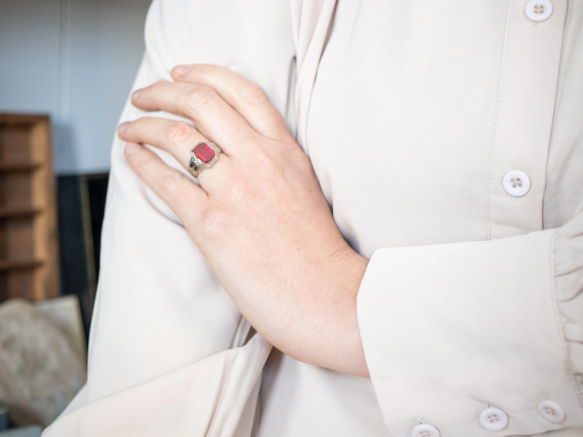Elegante conjunto de bisel de oro blanco con anillo solitario de rubí sintético