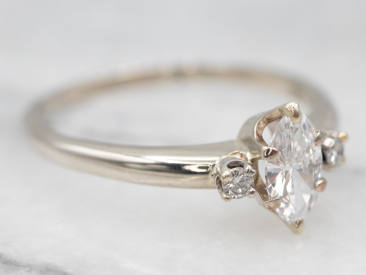 Anillo de compromiso de diamantes de talla marquesa