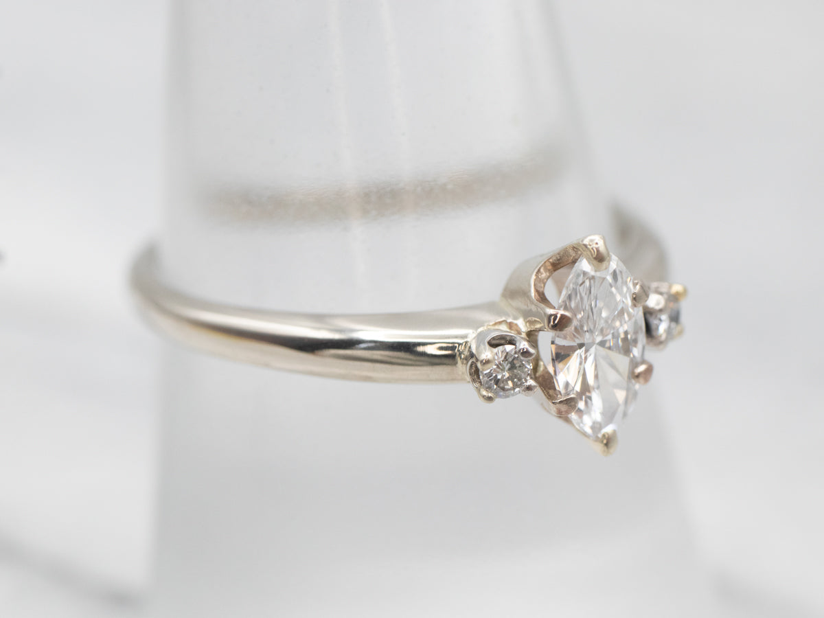 Anillo de compromiso de diamantes de talla marquesa