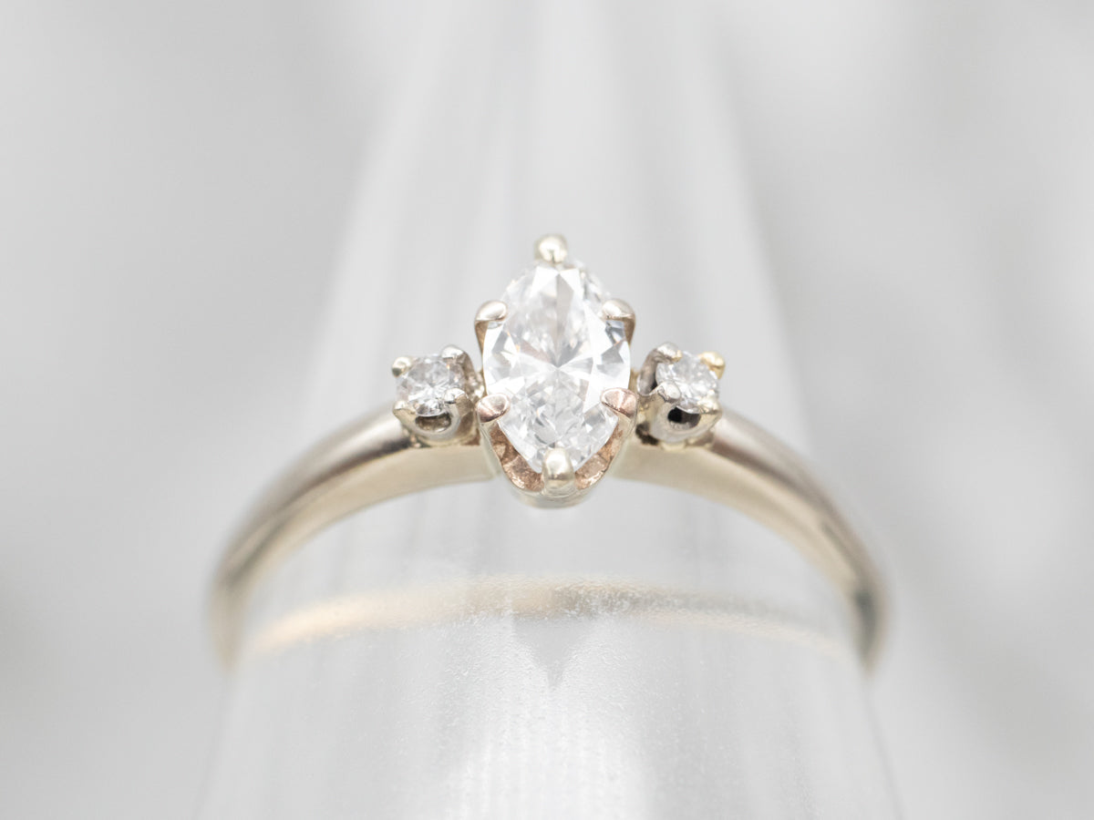 Anillo de compromiso de diamantes de talla marquesa