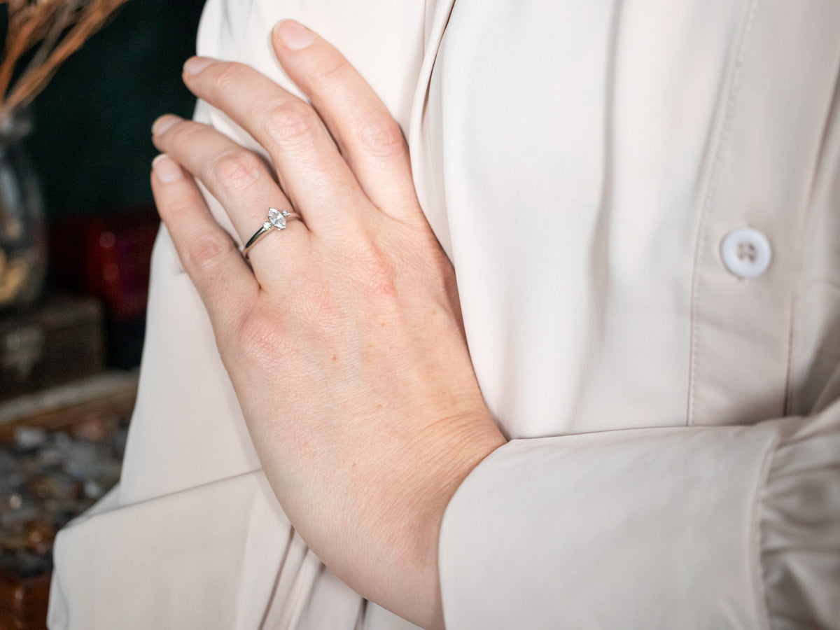 Anillo de compromiso de diamantes de talla marquesa