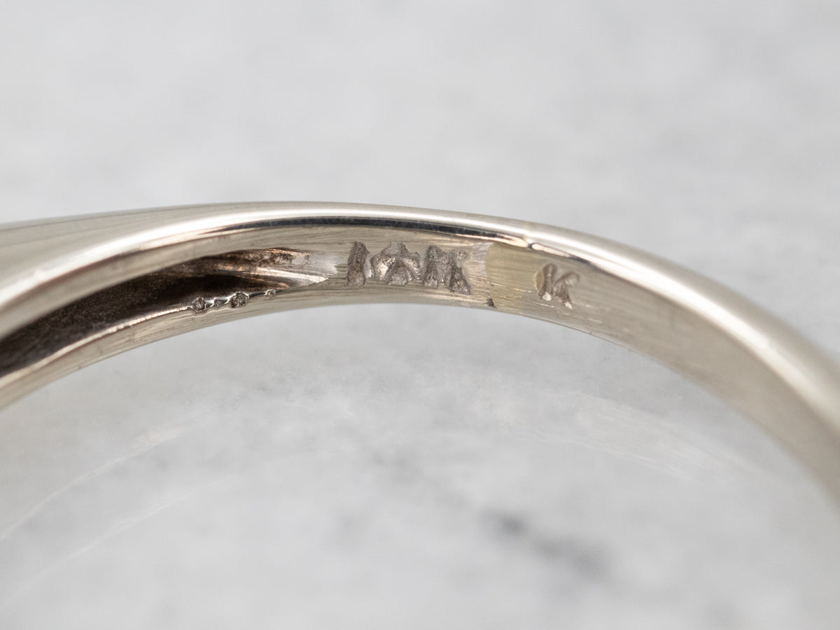 Anillo de compromiso de diamantes retro con detalles de diamantes