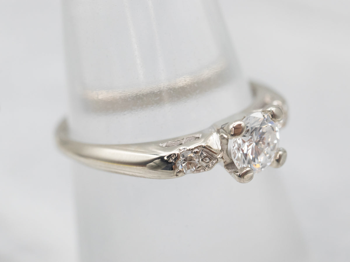 Anillo de compromiso de diamantes retro con detalles de diamantes