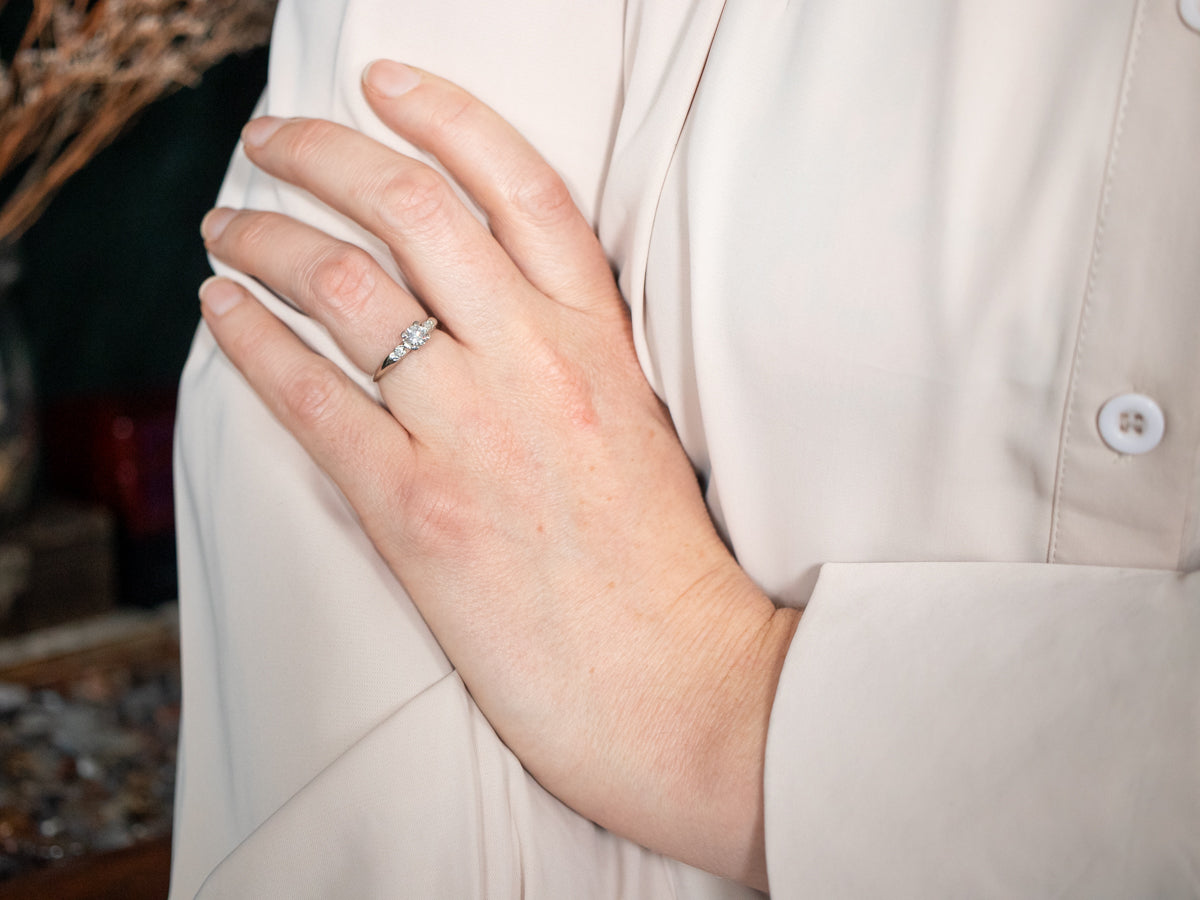 Anillo de compromiso de diamantes retro con detalles de diamantes