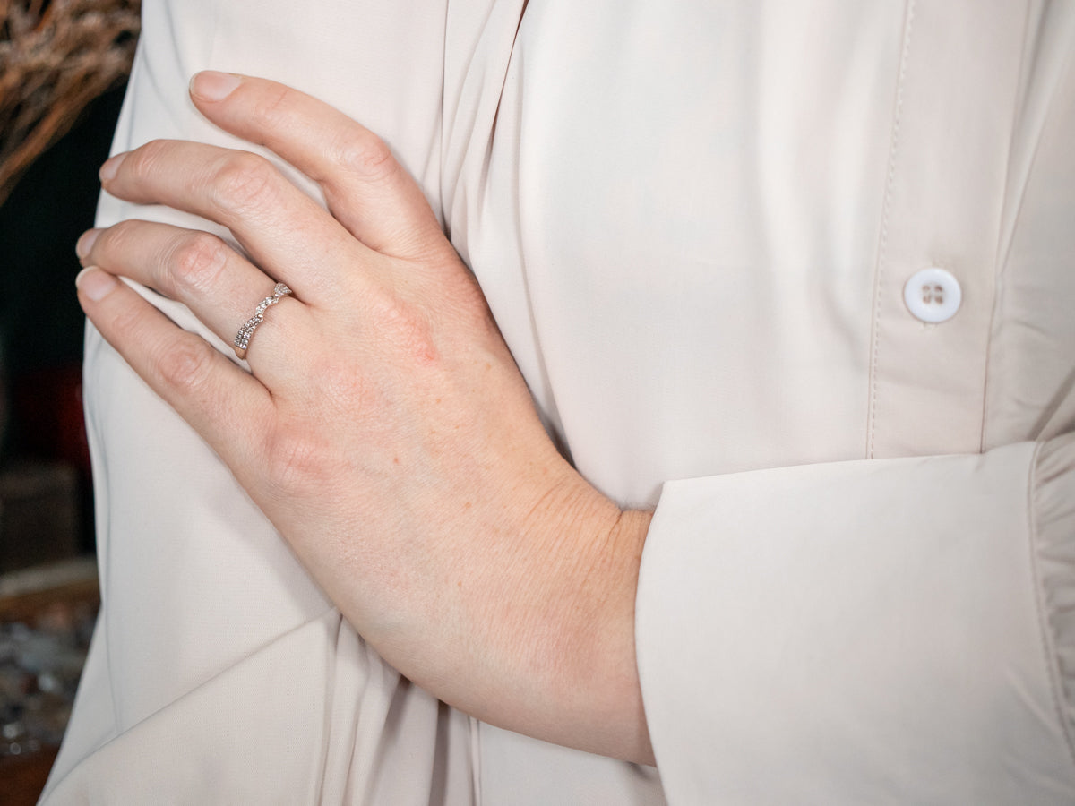 Banda protectora de diamantes en oro blanco