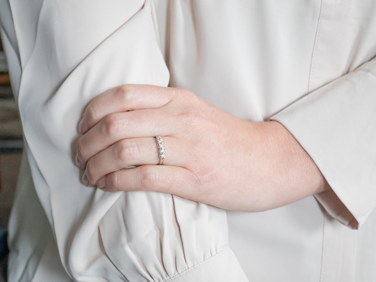 Alianza vintage de cinco diamantes con diamantes