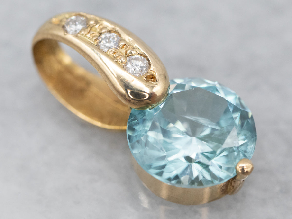 Colgante de circonita azul en oro amarillo con detalles de diamantes