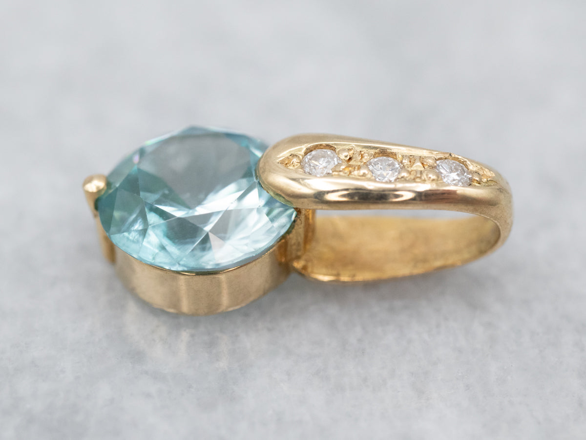 Colgante de circonita azul en oro amarillo con detalles de diamantes