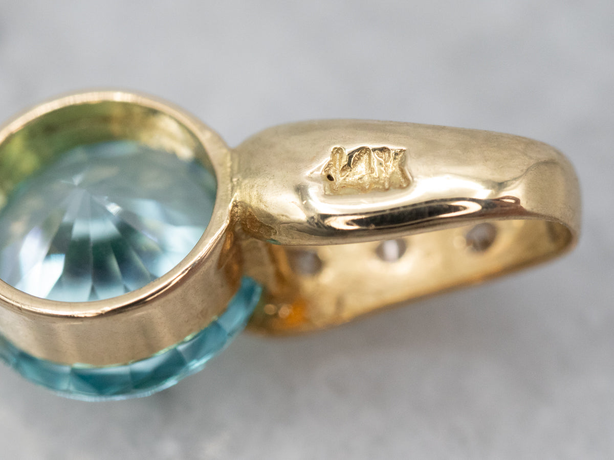 Colgante de circonita azul en oro amarillo con detalles de diamantes
