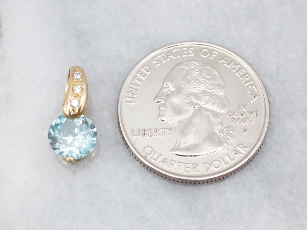 Colgante de circonita azul en oro amarillo con detalles de diamantes