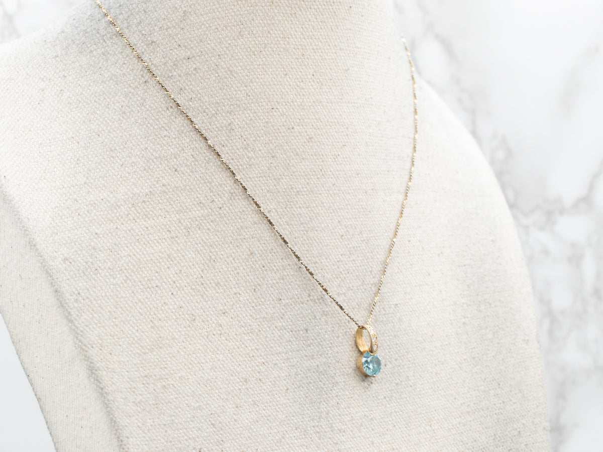 Colgante de circonita azul en oro amarillo con detalles de diamantes