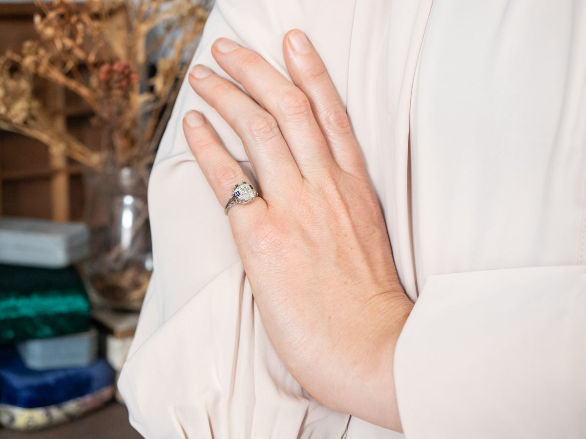 Anillo de compromiso Art Déco con diamantes y zafiro sintético