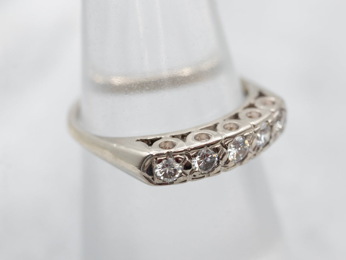 Elegante anillo de bodas de oro blanco con cinco piedras y diamantes