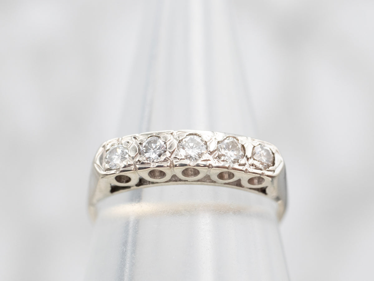 Elegante anillo de bodas de oro blanco con cinco piedras y diamantes