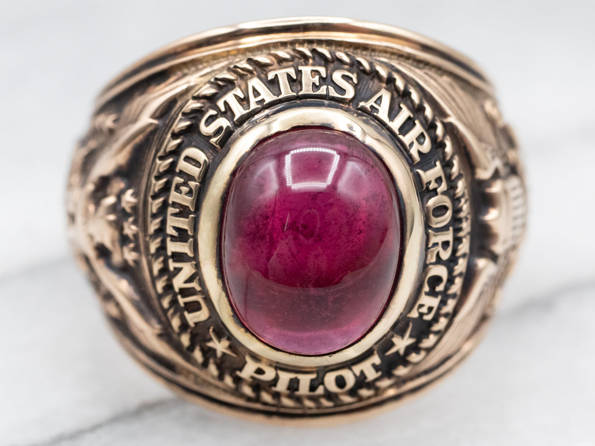 Anillo de oro amarillo con cabujón y granate piloto de la Fuerza Aérea de EE. UU.