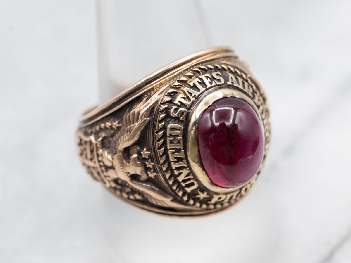 Anillo de oro amarillo con cabujón y granate piloto de la Fuerza Aérea de EE. UU.