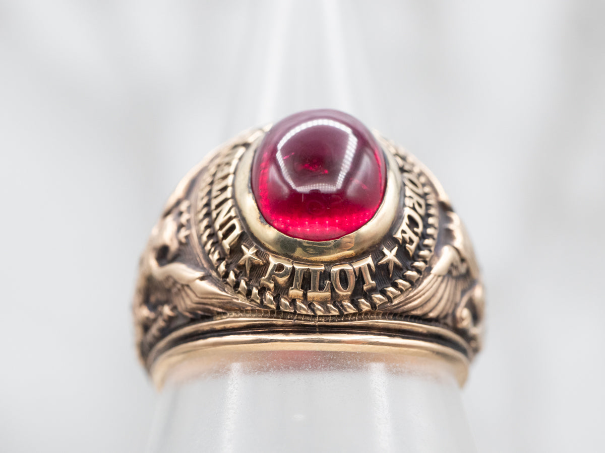 Anillo de oro amarillo con cabujón y granate piloto de la Fuerza Aérea de EE. UU.