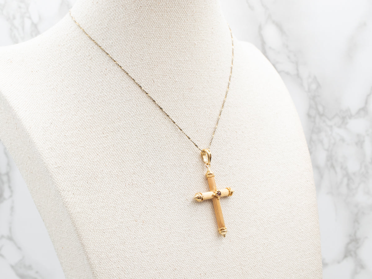 Cruz de oro texturizada con centro de turmalina rosa