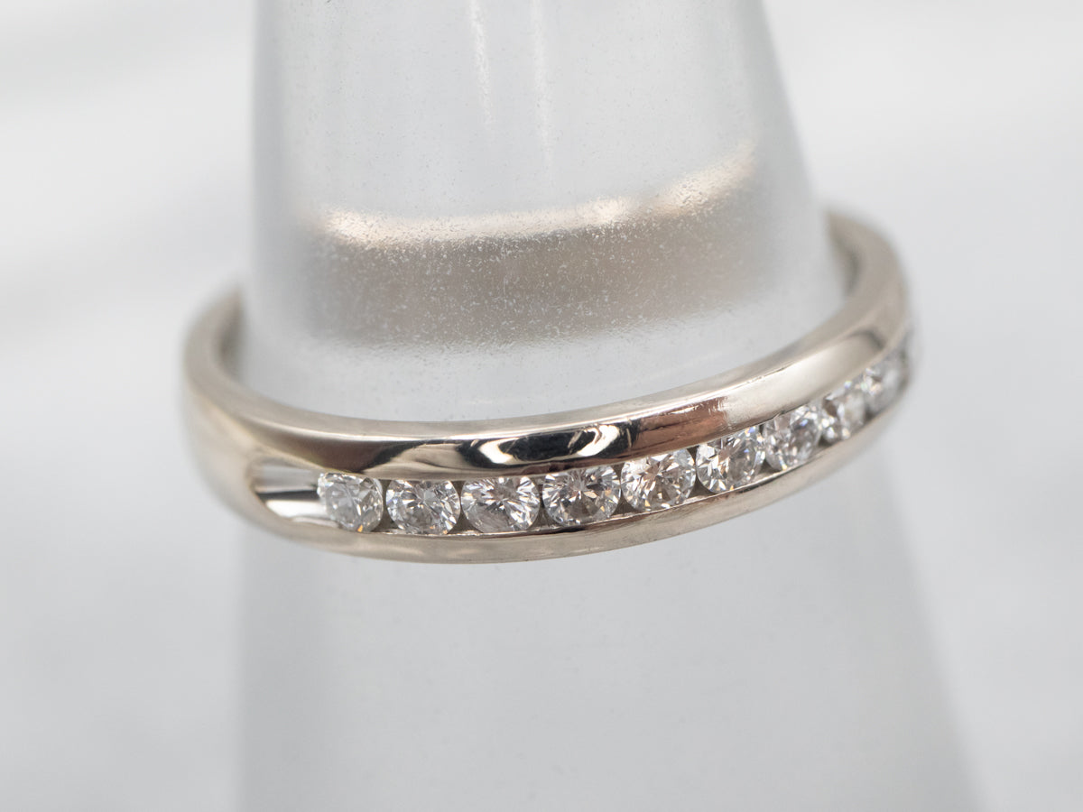 Banda de oro blanco con diamantes engastados en canal