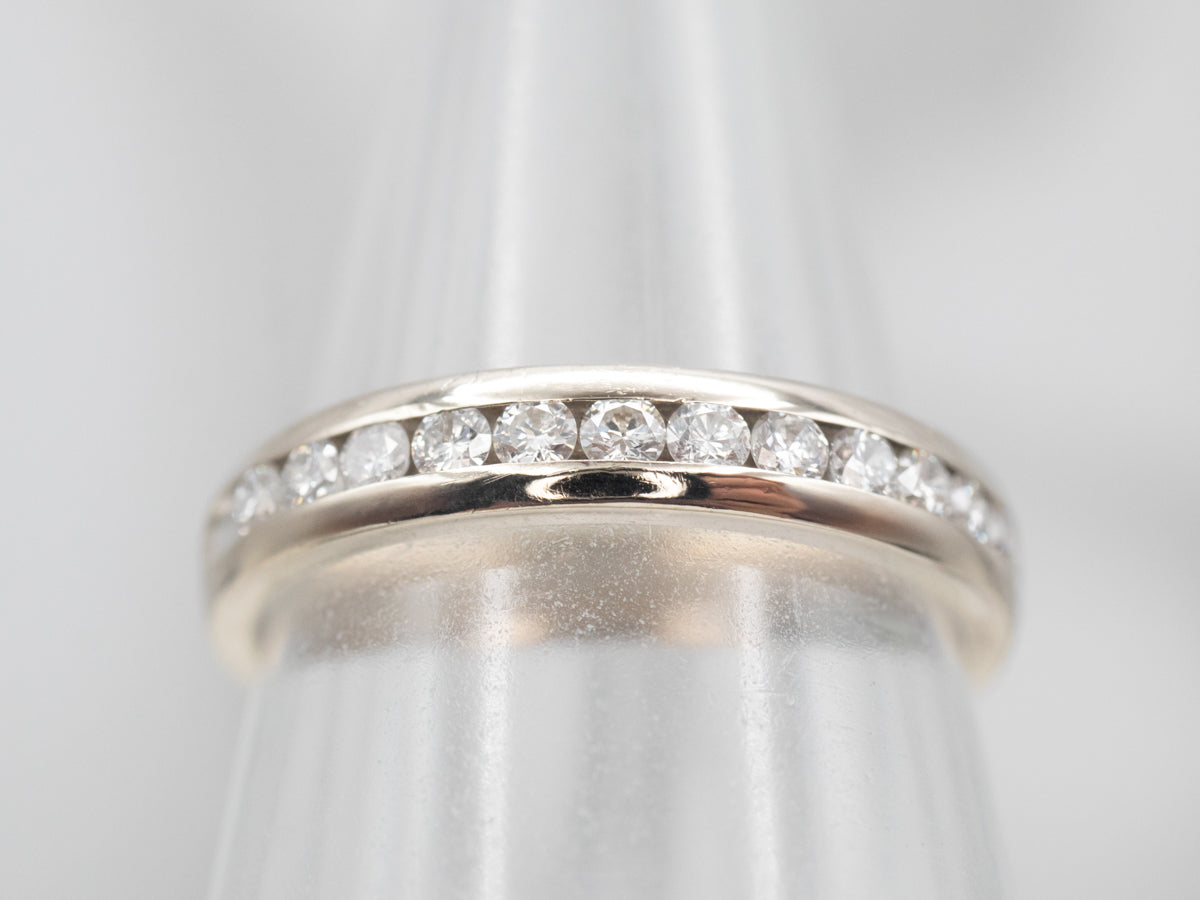 Banda de oro blanco con diamantes engastados en canal