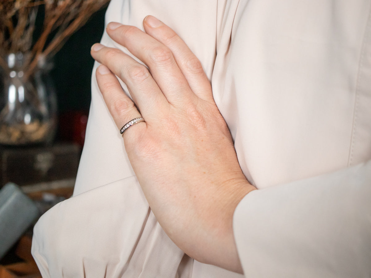 Banda de oro blanco con diamantes engastados en canal